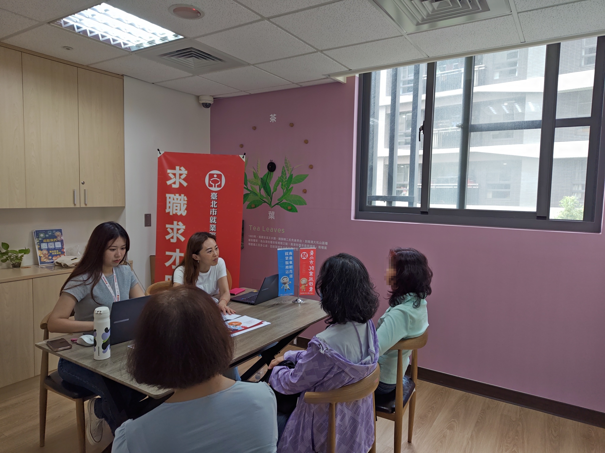 圖示二： 北市勞動局就業服務處4月21日至4月24日，共邀集18家知名企業於各就服站舉辦現場徵才活動，提供達767個工作機會。